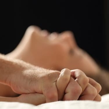 mujer manos entrelazadas acostados