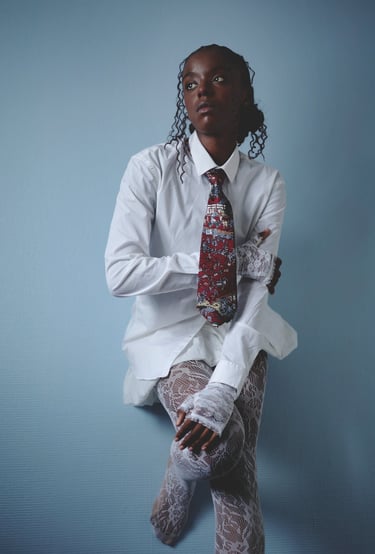 Portrait fille noir, pose contre un mur, en studio à Brunoy 