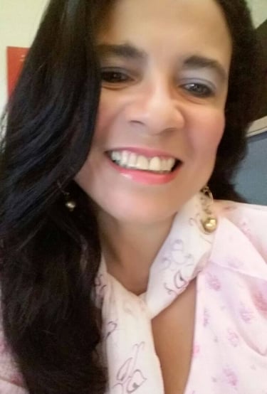 “Patty Liger sorrindo — autora e estrategista, fundadora do byP.LO”; contraste AA/AAA;