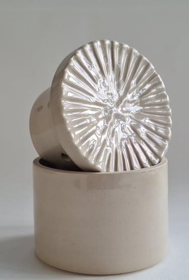 beurrier à eau réalisé artisanalement au tour de potier en grès émaillé