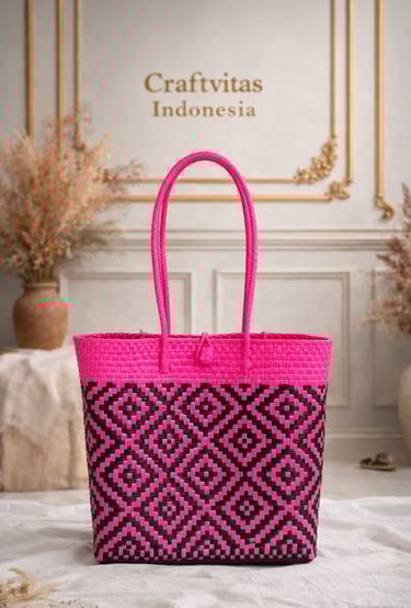 Tas anyaman plastik handmade warna pink hitam dengan motif geometris etnik dari Craftvitas Indonesia