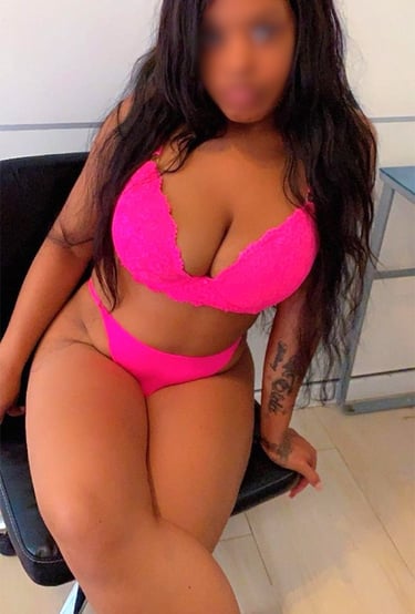   Jasmin en lencería fucsia sentada, jasmin-escort-albacete-portada