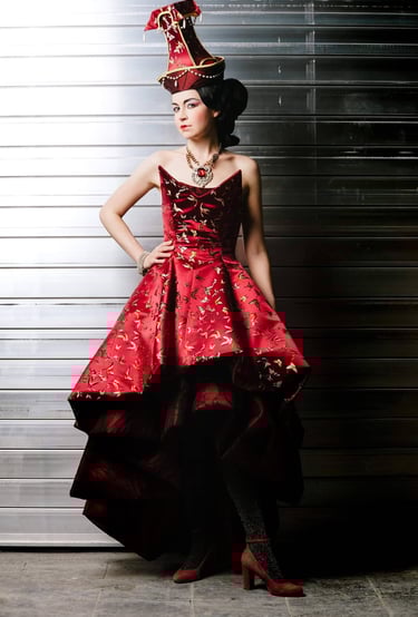 Chanteuse lyrique Rebecca Sorensen en scène dans un costume d'opéra à Bordeaux.