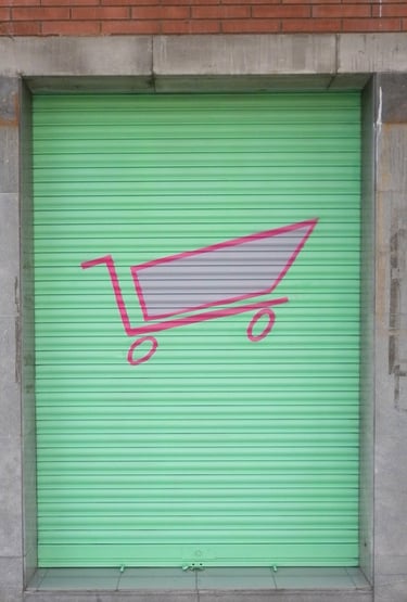 graffiti en cierre metálico de supermercado publicidad pintura  decorativa