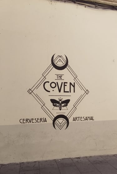Dibujo en fachada The Coven, graffiti mural pintura decorativa exterior