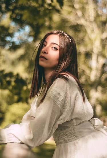Portrait photo en extérieur sur un thème romantique par le photographe vidéaste Thomas Bordas sur Pau. 