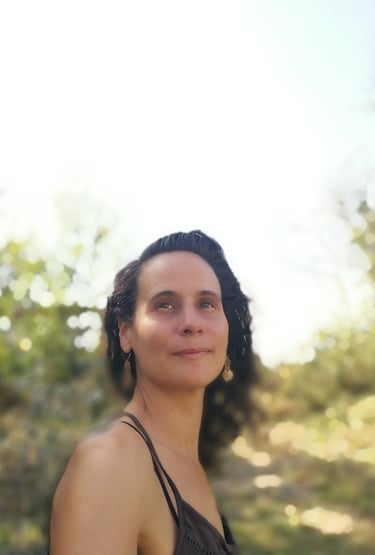 Photo de Perrine Lochu, naturelle, dans la nature, souriante