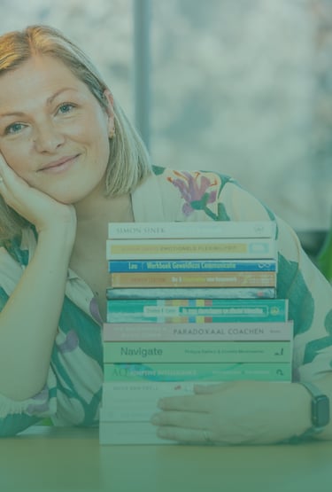 Iris Van Belleghem met boeken die haar inspireren voor Sideline Coaching
