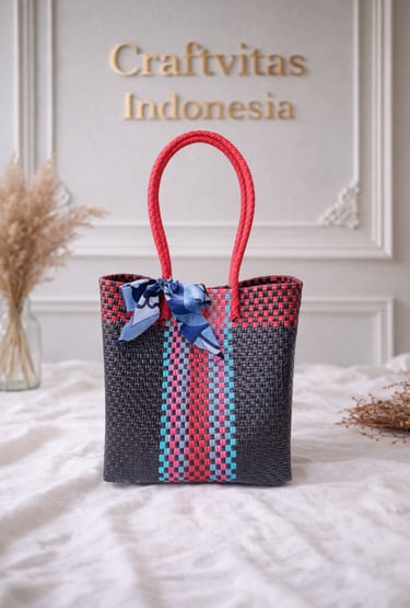 Tas anyaman plastik motif batik hitam merah biru handmade dari Craftvitas Indonesia