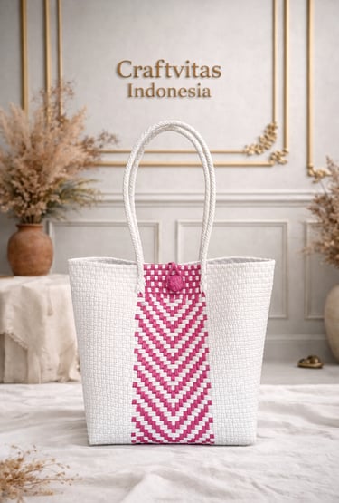 Tas anyaman plastik handmade warna putih dan pink motif chevron ramah lingkungan dari Craftvitas Indonesia