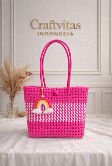Tas anyaman plastik model sekar pink kombinasi motif handmade Craftvitas