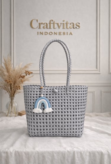 Tas anyaman plastik model sekar abu muda handmade dari Craftvitas
