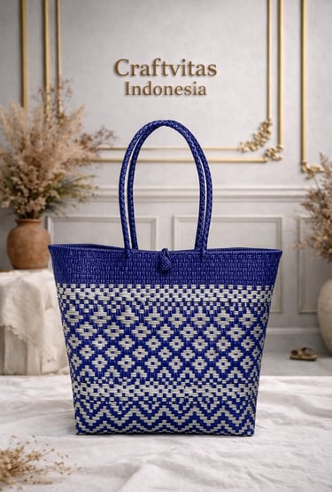 Tas anyaman plastik handmade warna biru dan putih motif geometris klasik dari Craftvitas Indonesia