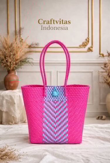 Tas anyaman plastik handmade warna pink dan biru dengan motif chevron modern dari Craftvitas Indonesia