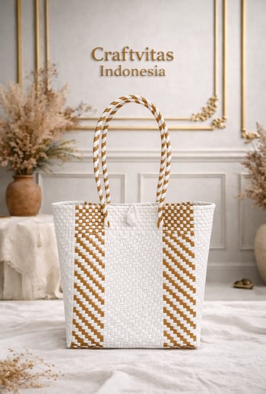 Tas anyaman plastik handmade warna putih dan emas dengan motif diagonal etnik dari Craftvitas Indonesia