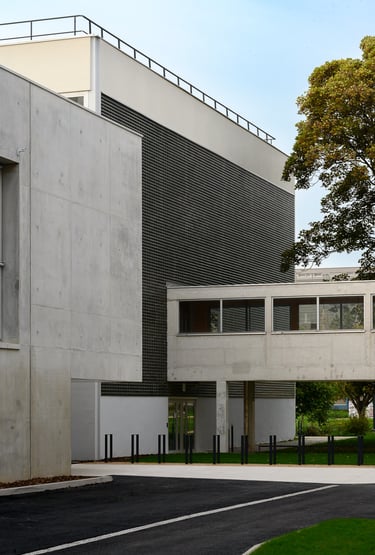 photographie d'architecture d'un bâtiment en béton