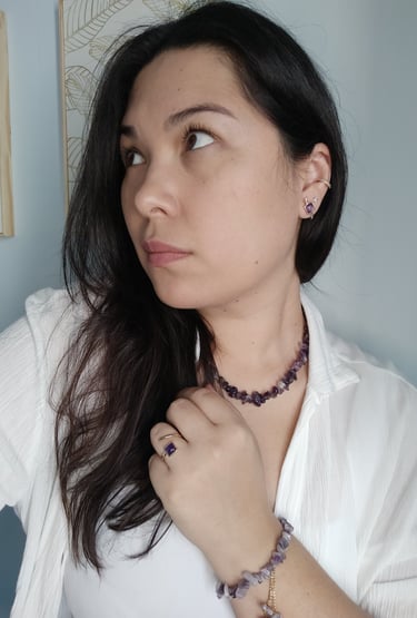 uma mulher vestindo uma camisa branca e um colar com Ametistas roxas