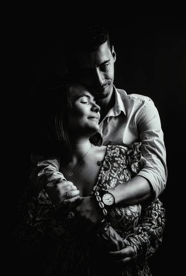 Portrait studio photo en noir et blanc et tout en ombre et lumière d'un couple par un photographe vidéaste basée en région pa