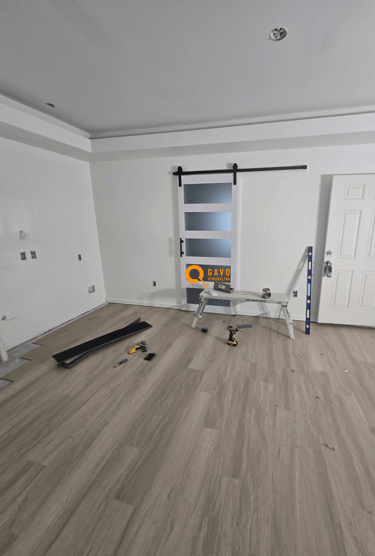 Instalación de puerta corrediza moderna para optimizar el espacio interior, en proyecto de remodelac