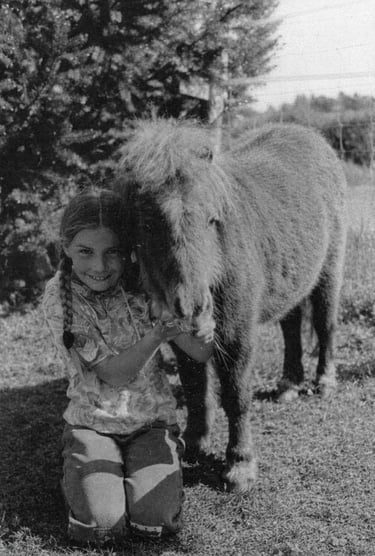 Ponytante als kleines Mädchen mit Ponyfohlen