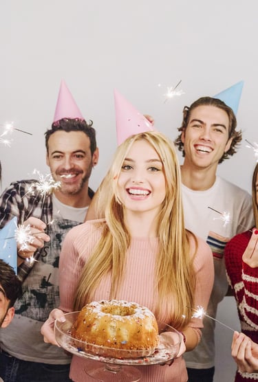 Die Geburtstagsgäste machen mit der exklusiven Fotobox aus Pforzheim in Karlsruhe Fotos