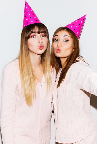 Zwei Frauen feiern Geburtstag und lassen sich in Pose von der Fotobox fotografieren