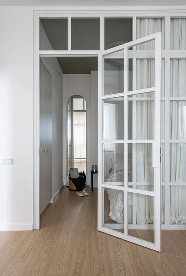 Puerta de hierro de color blanco en interior vivienda.