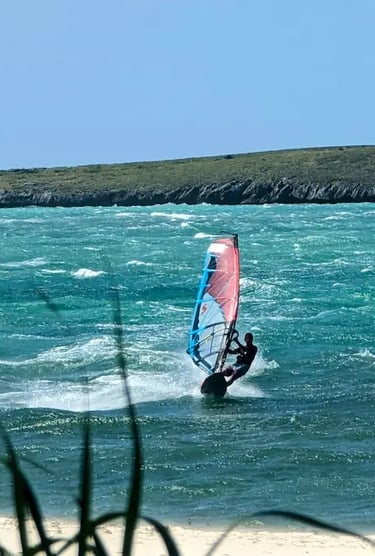 Windsurf en navigation à la baie de Sakalava devant Ocean Lodge à Diego Suarez Madagascar