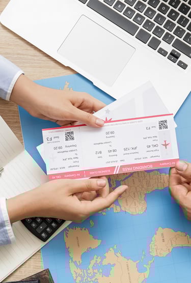 Une femme qui donne à un homme un billet d’embarquement 