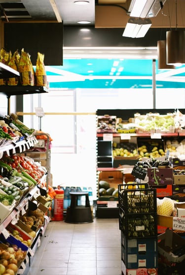 Épicerie avec une grande variété de fruits et légumes