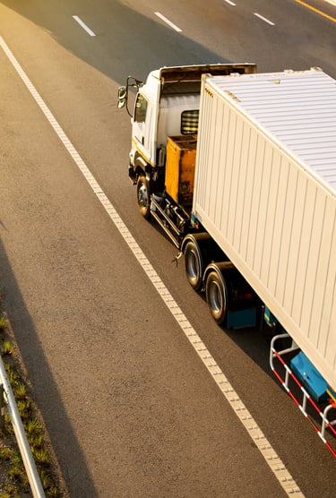  Camion avec une remorque sur la route