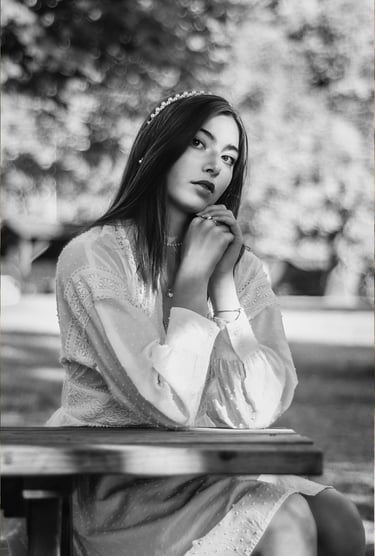 Portrait photographique en noir et blanc, cliché en extérieur, tout en réflexion et en justesse, autour de Pau.