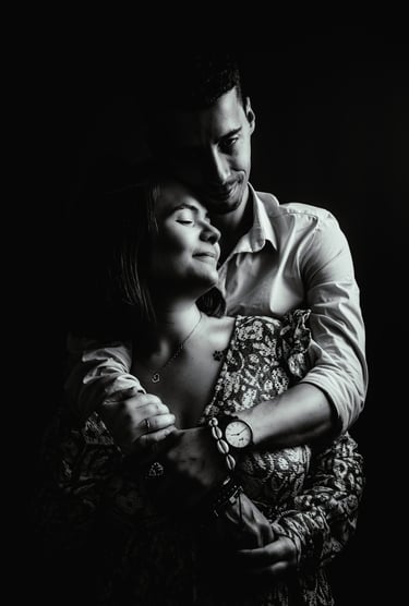 Portrait studio photo en noir et blanc et tout en ombre et lumière d'un couple par un photographe vidéaste basée en région pa