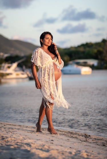 Portrait poétique d’une future maman marchant sur une plage au coucher du soleil