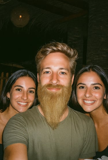 Gauthier Leleu avec une grande barbe blonde et deux amies en soirée pour la journée de la barbe.