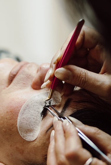 laminazione ciglia effetto naturale e volumizzante in istituto di bellezza a Riccione