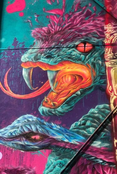 une fresque graffiti avec deux têtes de serpents