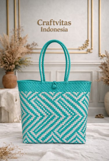 Tas anyaman plastik handmade warna tosca dan putih motif geometris modern dari Craftvitas Indonesia