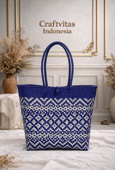 Tas anyaman plastik handmade warna biru dan putih motif etnik elegan dari Craftvitas Indonesia