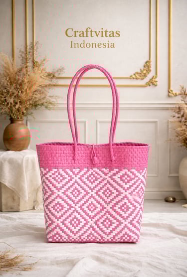 Tas anyaman plastik handmade warna pink putih dengan motif diamond etnik dari Craftvitas Indonesia
