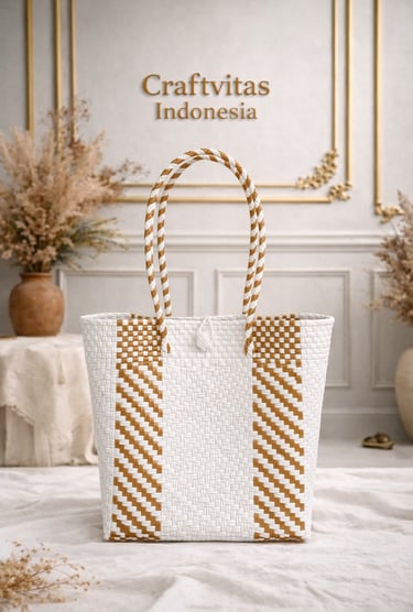 Tas anyaman plastik handmade warna putih dan emas dengan motif diagonal etnik dari Craftvitas Indonesia