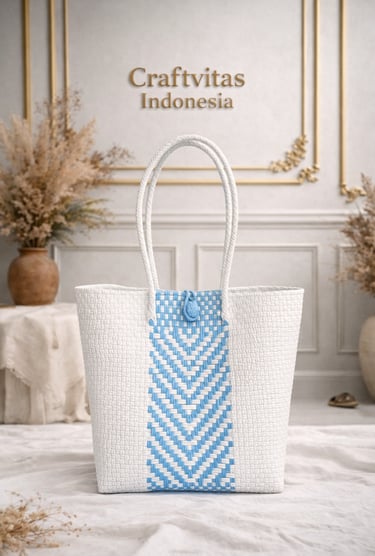 Tas anyaman plastik handmade warna putih dan biru dengan motif chevron minimalis dari Craftvitas Indonesia