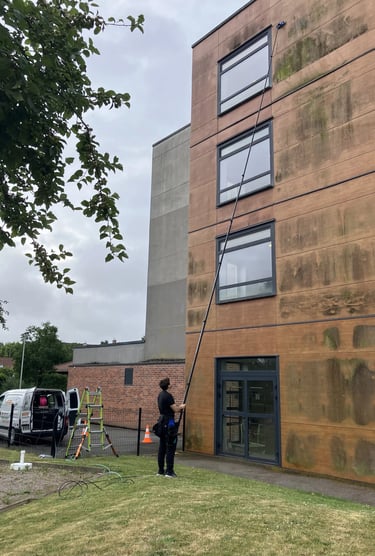 Façade vitrée avant nettoyage à l’eau pure