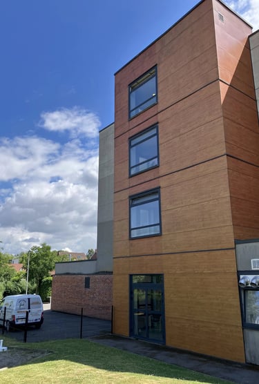 Façade vitrée après nettoyage à l’eau pure par nord vitres