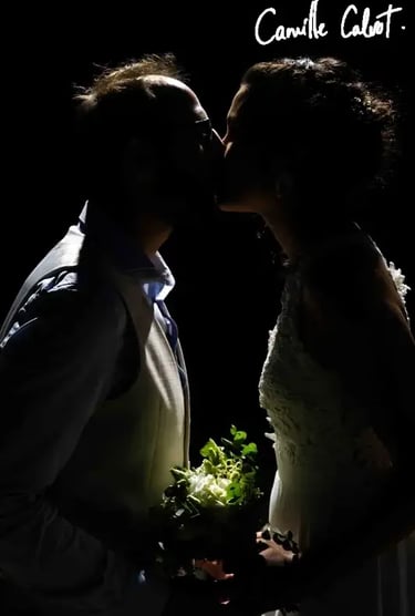 Phographie magnifique des maries avec jeu de lumiere
