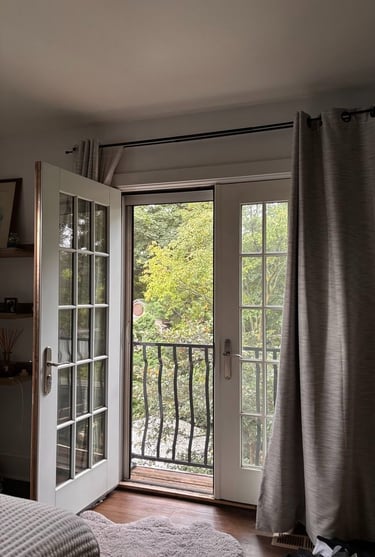 balkon cam sistemleriyle kapatılmış dış mekan alanı