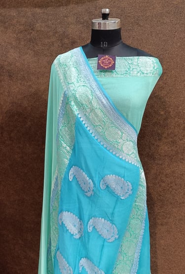 a blue and white sari sari sari sari sari sari