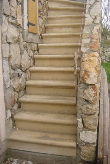 Escada nova para a varanda do Centro de Criação em Susak, Croácia em Susak