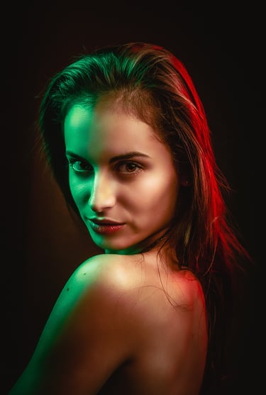 Portrait intimiste dans un studio photo autour de Pau, avec une ambiance de lumière inspirante