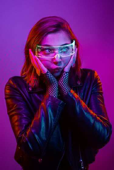 Portrait photo à l'ambiance rétro futuriste, capturez en studio par le photographe vidéaste Thomas Bordas à Pau